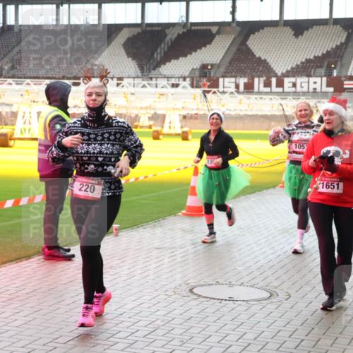 07.12.2025 - St. Pauli X-Mass-Run No. 15 Luisa Fischer http://msf.ph/oto/9381275 07.12.2025 10:44:46 Ziel 220, 105, 105, 1651, 32, 179, 220, 571, 1051, 1059, 1060, 1089, 1421, 1651, 1947, 1948, 2321, 2325, 2357, 2359, 2499, 2950, 2955, 3012, 3132, 4254, 4255 meine-sportfotos.de