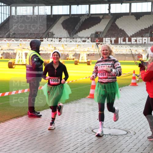 07.12.2025 - St. Pauli X-Mass-Run No. 15 Luisa Fischer http://msf.ph/oto/9381283 07.12.2025 10:44:47 Ziel 1059, 1051, 32, 179, 220, 571, 1051, 1059, 1060, 1089, 1421, 1651, 1947, 1948, 2321, 2325, 2357, 2359, 2499, 2950, 2955, 3012, 3132, 4254, 4255 meine-sportfotos.de