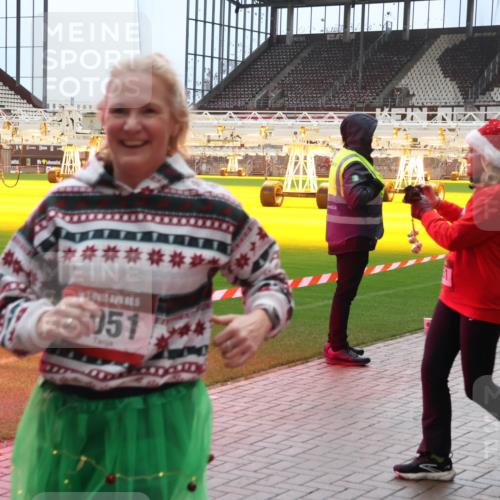07.12.2025 - St. Pauli X-Mass-Run No. 15 Luisa Fischer http://msf.ph/oto/9381297 07.12.2025 10:44:48 Ziel 051, 32, 179, 220, 571, 1051, 1059, 1060, 1089, 1421, 1651, 1947, 1948, 2321, 2325, 2357, 2359, 2499, 2950, 2955, 3012, 3132, 4254, 4255 meine-sportfotos.de