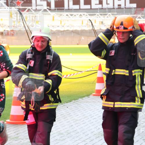 07.12.2025 - St. Pauli X-Mass-Run No. 15 Luisa Fischer http://msf.ph/oto/9381315 07.12.2025 10:45:01 Ziel 132, 2, 86, 220, 571, 1051, 1059, 1060, 1089, 1421, 1947, 1948, 2058, 2321, 2325, 2357, 2359, 3012, 3132 meine-sportfotos.de