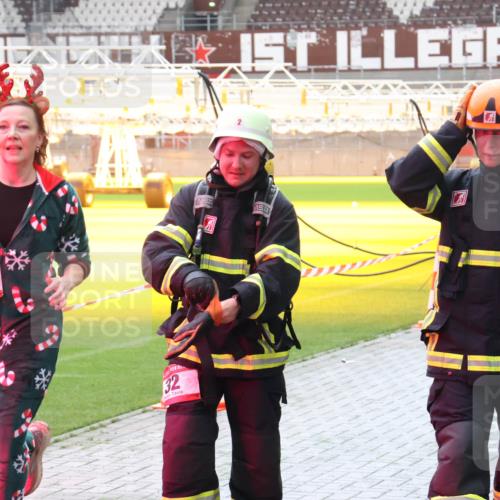 07.12.2025 - St. Pauli X-Mass-Run No. 15 Luisa Fischer http://msf.ph/oto/9381316 07.12.2025 10:45:02 Ziel 15, 3132, 32, 86, 220, 571, 1051, 1059, 1060, 1089, 1421, 1947, 1948, 2058, 2321, 2325, 2357, 2359, 3012, 3132, 4876 meine-sportfotos.de