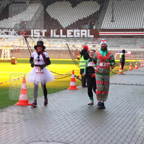 07.12.2025 - St. Pauli X-Mass-Run No. 15 Luisa Fischer http://msf.ph/oto/9381343 07.12.2025 11:16:26 Ziel 372, 8, 14, 8, 14, 372, 1800, 1802, 1821, 1825, 2194, 2195, 2464, 3241, 3256, 3326 meine-sportfotos.de