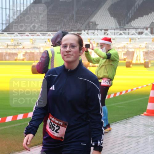 07.12.2025 - St. Pauli X-Mass-Run No. 15 Luisa Fischer http://msf.ph/oto/9381347 07.12.2025 10:10:58 Ziel 962, 3671, 550, 962, 964, 1399, 1571, 1732, 1768, 2083, 2087, 4358, 4507, 4885 meine-sportfotos.de