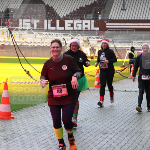 07.12.2025 - St. Pauli X-Mass-Run No. 15 Luisa Fischer http://msf.ph/oto/9381352 07.12.2025 10:45:18 Ziel 15, 86, 2058, 2357, 2359, 86, 220, 571, 631, 636, 791, 793, 1051, 1059, 1060, 1415, 1419, 1421, 1546, 2058, 2158, 2321, 2325, 2524, 2525, 3132, 4876 meine-sportfotos.de