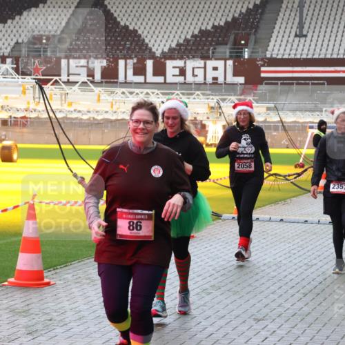 07.12.2025 - St. Pauli X-Mass-Run No. 15 Luisa Fischer http://msf.ph/oto/9381354 07.12.2025 10:45:18 Ziel 15, 86, 2058, 2357, 2355, 86, 220, 571, 631, 636, 791, 793, 1051, 1059, 1060, 1415, 1419, 1421, 1546, 2058, 2158, 2321, 2325, 2524, 2525, 3132, 4876 meine-sportfotos.de