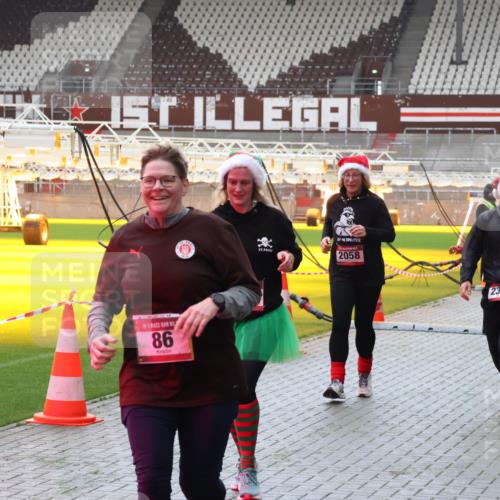 07.12.2025 - St. Pauli X-Mass-Run No. 15 Luisa Fischer http://msf.ph/oto/9381356 07.12.2025 10:45:18 Ziel 86, 2058, 2357, 86, 220, 571, 631, 636, 791, 793, 1051, 1059, 1060, 1415, 1419, 1421, 1546, 2058, 2158, 2321, 2325, 2524, 2525, 3132, 4876 meine-sportfotos.de