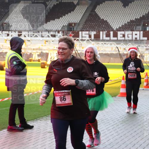 07.12.2025 - St. Pauli X-Mass-Run No. 15 Luisa Fischer http://msf.ph/oto/9381359 07.12.2025 10:45:19 Ziel 15, 86, 076, 2058, 2357, 86, 571, 631, 636, 791, 793, 1051, 1059, 1060, 1415, 1419, 1421, 1546, 2058, 2158, 2321, 2325, 2524, 2525, 3132, 4876 meine-sportfotos.de