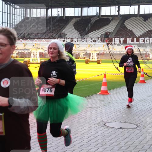 07.12.2025 - St. Pauli X-Mass-Run No. 15 Luisa Fischer http://msf.ph/oto/9381367 07.12.2025 10:45:20 Ziel 86, 4876, 2058, 2357, 86, 571, 631, 636, 791, 793, 1060, 1415, 1419, 1421, 1546, 2058, 2158, 2321, 2325, 2524, 2525, 3132, 4876 meine-sportfotos.de