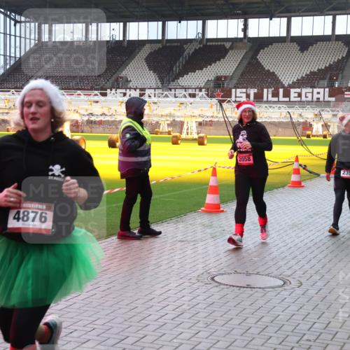 07.12.2025 - St. Pauli X-Mass-Run No. 15 Luisa Fischer http://msf.ph/oto/9381369 07.12.2025 10:45:21 Ziel 4876, 2058, 2357, 2359, 86, 631, 636, 791, 793, 1245, 1415, 1419, 1546, 2058, 2158, 2321, 2325, 2524, 2525, 3132, 3350, 4876 meine-sportfotos.de