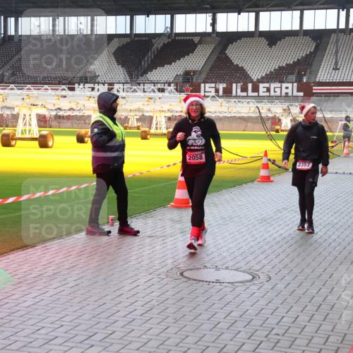 07.12.2025 - St. Pauli X-Mass-Run No. 15 Luisa Fischer http://msf.ph/oto/9381371 07.12.2025 10:45:21 Ziel 2058, 2357, 2359, 86, 631, 636, 791, 793, 1245, 1415, 1419, 1546, 2058, 2158, 2321, 2325, 2524, 2525, 3132, 3350, 4876 meine-sportfotos.de