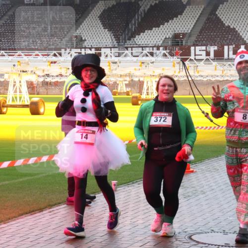 07.12.2025 - St. Pauli X-Mass-Run No. 15 Luisa Fischer http://msf.ph/oto/9381372 07.12.2025 11:16:29 Ziel 14, 5, 372, 8, 8, 14, 372, 1800, 1802, 1821, 1825, 2194, 2195, 2464, 3241, 3256, 3326 meine-sportfotos.de