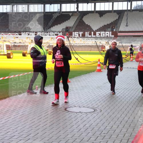07.12.2025 - St. Pauli X-Mass-Run No. 15 Luisa Fischer http://msf.ph/oto/9381373 07.12.2025 10:45:21 Ziel 2058, 2357, 2359, 86, 631, 636, 791, 793, 1245, 1415, 1419, 1546, 2058, 2158, 2321, 2325, 2524, 2525, 3132, 3350, 4876 meine-sportfotos.de