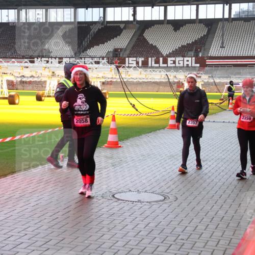 07.12.2025 - St. Pauli X-Mass-Run No. 15 Luisa Fischer http://msf.ph/oto/9381375 07.12.2025 10:45:22 Ziel 2058, 2357, 2359, 86, 631, 636, 791, 793, 1245, 1415, 1419, 1546, 2058, 2086, 2158, 2321, 2325, 2524, 2525, 3132, 3350, 4876 meine-sportfotos.de