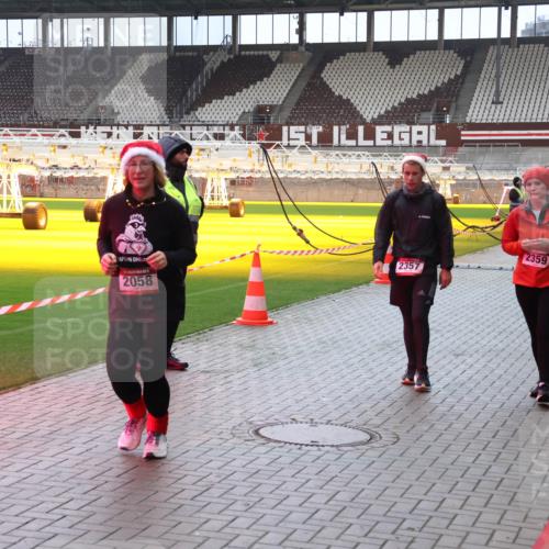 07.12.2025 - St. Pauli X-Mass-Run No. 15 Luisa Fischer http://msf.ph/oto/9381377 07.12.2025 10:45:22 Ziel 2058, 2357, 2359, 86, 631, 636, 791, 793, 1245, 1415, 1419, 1546, 2058, 2086, 2158, 2321, 2325, 2524, 2525, 3132, 3350, 4876 meine-sportfotos.de