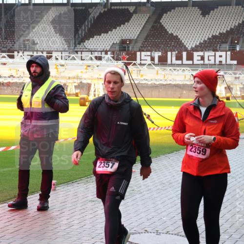 07.12.2025 - St. Pauli X-Mass-Run No. 15 Luisa Fischer http://msf.ph/oto/9381387 07.12.2025 10:45:24 Ziel 709, 2359, 2357, 86, 631, 636, 791, 793, 1245, 1415, 1419, 1546, 2058, 2086, 2158, 2321, 2325, 2524, 2525, 3132, 3350, 4876 meine-sportfotos.de