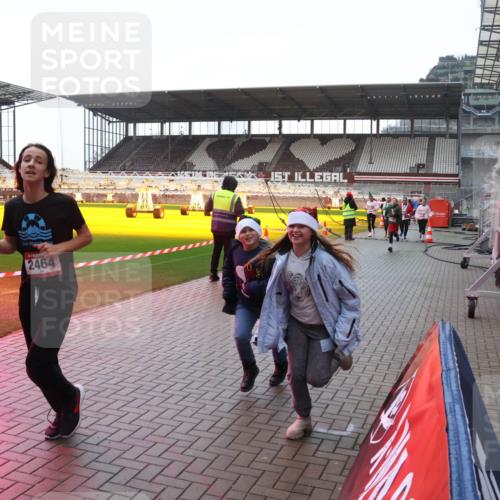 07.12.2025 - St. Pauli X-Mass-Run No. 15 Luisa Fischer http://msf.ph/oto/9381398 07.12.2025 11:16:48 Ziel 2464, 1, 1017, 1350, 1800, 1802, 1821, 1825, 2195, 2464, 3241, 3256, 3326 meine-sportfotos.de
