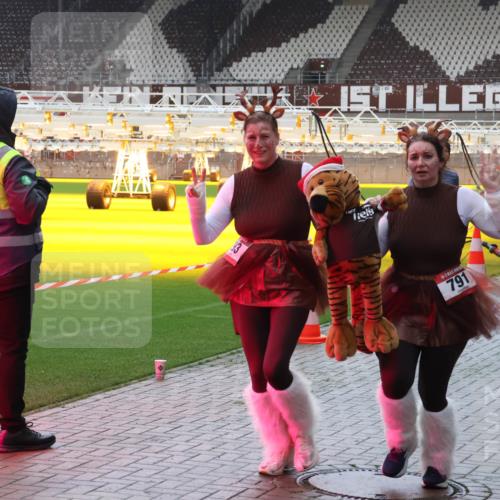 07.12.2025 - St. Pauli X-Mass-Run No. 15 Luisa Fischer http://msf.ph/oto/9381405 07.12.2025 10:45:30 Ziel 3333, 791, 82, 86, 401, 430, 467, 631, 636, 791, 793, 1096, 1245, 1415, 1419, 1546, 2058, 2086, 2158, 2220, 2355, 2356, 2524, 2525, 2926, 2934, 3132, 3350, 4876 meine-sportfotos.de