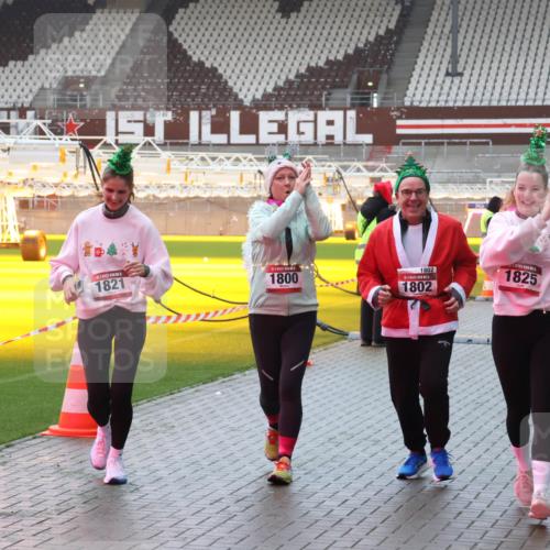 07.12.2025 - St. Pauli X-Mass-Run No. 15 Luisa Fischer http://msf.ph/oto/9381406 07.12.2025 11:16:54 Ziel 1821, 1800, 1802, 1802, 1825, 1017, 1350, 1800, 1802, 1821, 1825, 2195, 2464, 3241, 3256, 3326 meine-sportfotos.de