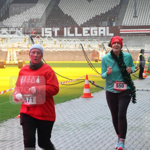 07.12.2025 - St. Pauli X-Mass-Run No. 15 Luisa Fischer http://msf.ph/oto/9381408 07.12.2025 10:10:59 Ziel 3671, 44, 1571, 550, 964, 885, 550, 962, 964, 1399, 1571, 1732, 1768, 2083, 2087, 4358, 4507, 4885 meine-sportfotos.de
