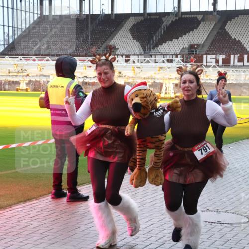 07.12.2025 - St. Pauli X-Mass-Run No. 15 Luisa Fischer http://msf.ph/oto/9381409 07.12.2025 10:45:31 Ziel 791, 82, 86, 401, 430, 467, 631, 636, 791, 793, 1096, 1245, 1415, 1419, 1546, 2058, 2086, 2158, 2220, 2355, 2356, 2524, 2525, 2535, 2926, 2934, 3132, 3350, 4876 meine-sportfotos.de