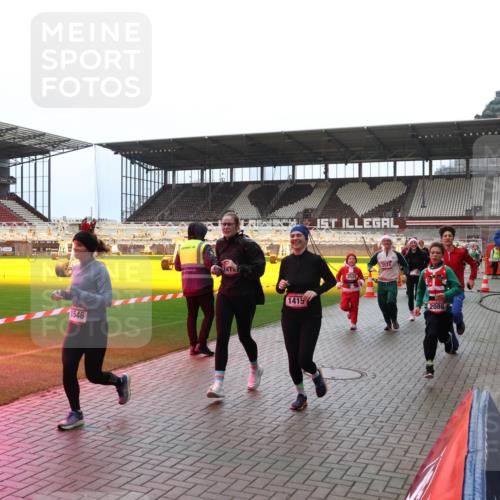 07.12.2025 - St. Pauli X-Mass-Run No. 15 Luisa Fischer http://msf.ph/oto/9381417 07.12.2025 10:45:34 Ziel 1546, 1415, 2524, 2086, 82, 86, 401, 430, 467, 631, 636, 791, 793, 1096, 1245, 1415, 1419, 1546, 2058, 2086, 2158, 2220, 2355, 2356, 2524, 2525, 2535, 2926, 2934, 3350, 4876 meine-sportfotos.de