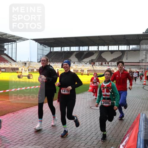 07.12.2025 - St. Pauli X-Mass-Run No. 15 Luisa Fischer http://msf.ph/oto/9381421 07.12.2025 10:45:35 Ziel 1546, 1415, 1, 2525, 2086, 82, 86, 401, 430, 467, 631, 636, 791, 793, 1096, 1245, 1415, 1419, 1546, 2058, 2086, 2158, 2220, 2355, 2356, 2524, 2525, 2535, 2926, 2934, 3350, 4876 meine-sportfotos.de