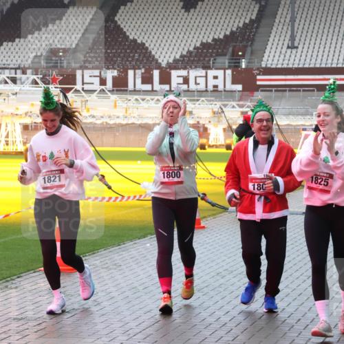 07.12.2025 - St. Pauli X-Mass-Run No. 15 Luisa Fischer http://msf.ph/oto/9381424 07.12.2025 11:16:55 Ziel 1821, 1800, 180, 15, 1825, 17, 3256, 3241, 1017, 1350, 1800, 1802, 1821, 1825, 2195, 2464, 3241, 3256, 3326 meine-sportfotos.de