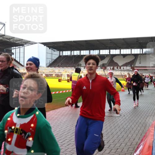 07.12.2025 - St. Pauli X-Mass-Run No. 15 Luisa Fischer http://msf.ph/oto/9381425 07.12.2025 10:45:36 Ziel 24, 82, 86, 401, 430, 467, 631, 636, 791, 793, 1096, 1245, 1415, 1419, 1546, 2058, 2086, 2158, 2220, 2355, 2356, 2524, 2525, 2535, 2926, 2934, 3350, 4876 meine-sportfotos.de
