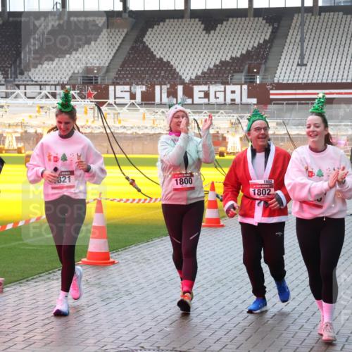 07.12.2025 - St. Pauli X-Mass-Run No. 15 Luisa Fischer http://msf.ph/oto/9381426 07.12.2025 11:16:55 Ziel 321, 1800, 1802, 1802, 1017, 3256, 3241, 1017, 1350, 1800, 1802, 1821, 1825, 2195, 2464, 3241, 3256, 3326 meine-sportfotos.de