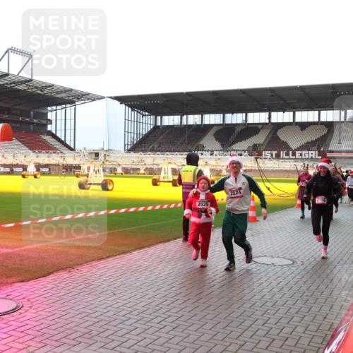 07.12.2025 - St. Pauli X-Mass-Run No. 15 Luisa Fischer http://msf.ph/oto/9381429 07.12.2025 10:45:36 Ziel 2525, 2524, 2158, 82, 86, 401, 430, 467, 631, 636, 791, 793, 1096, 1245, 1415, 1419, 1546, 2058, 2086, 2158, 2220, 2355, 2356, 2524, 2525, 2535, 2926, 2934, 3350, 4876 meine-sportfotos.de