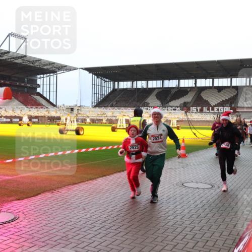 07.12.2025 - St. Pauli X-Mass-Run No. 15 Luisa Fischer http://msf.ph/oto/9381431 07.12.2025 10:45:37 Ziel 2525, 2524, 2158, 82, 86, 401, 430, 467, 631, 636, 791, 793, 1096, 1245, 1415, 1419, 1546, 2058, 2086, 2158, 2220, 2355, 2356, 2524, 2525, 2535, 2926, 2934, 3350, 4876 meine-sportfotos.de