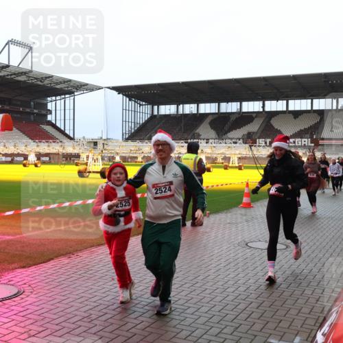 07.12.2025 - St. Pauli X-Mass-Run No. 15 Luisa Fischer http://msf.ph/oto/9381435 07.12.2025 10:45:37 Ziel 2525, 2524, 636, 82, 86, 401, 430, 467, 631, 636, 791, 793, 1096, 1245, 1415, 1419, 1546, 2058, 2086, 2158, 2220, 2355, 2356, 2524, 2525, 2535, 2926, 2934, 3350, 4876 meine-sportfotos.de