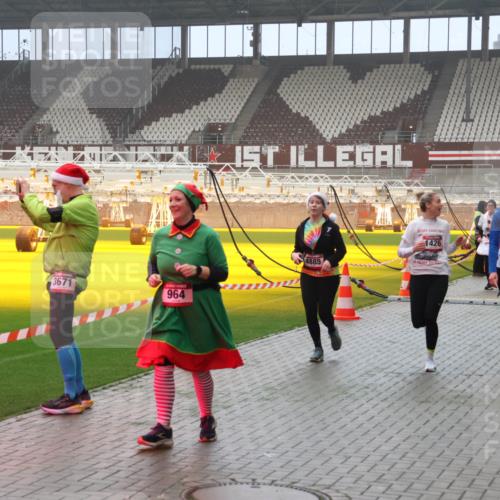 07.12.2025 - St. Pauli X-Mass-Run No. 15 Luisa Fischer http://msf.ph/oto/9381436 07.12.2025 10:11:08 Ziel 3671, 964, 4885, 1426, 4507, 57, 550, 962, 964, 979, 983, 1148, 1149, 1150, 1399, 1426, 1571, 1768, 1929, 1935, 2083, 2087, 2530, 4358, 4507, 4885 meine-sportfotos.de