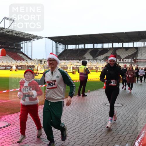 07.12.2025 - St. Pauli X-Mass-Run No. 15 Luisa Fischer http://msf.ph/oto/9381437 07.12.2025 10:45:38 Ziel 2525, 15, 2524, 158, 636, 82, 86, 401, 430, 467, 631, 636, 791, 793, 1096, 1245, 1415, 1419, 1546, 2058, 2086, 2158, 2220, 2355, 2356, 2524, 2525, 2535, 2926, 2934, 3350, 4876 meine-sportfotos.de
