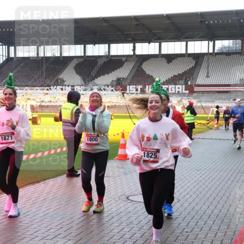 07.12.2025 - St. Pauli X-Mass-Run No. 15 Luisa Fischer http://msf.ph/oto/9381438 07.12.2025 11:16:57 Ziel 1821, 1800, 5, 1825, 1017, 1350, 1800, 1802, 1821, 1825, 2195, 2464, 3241, 3256, 3326 meine-sportfotos.de