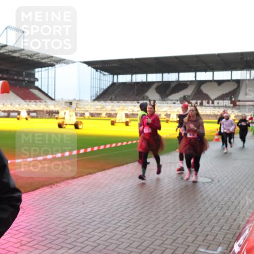 07.12.2025 - St. Pauli X-Mass-Run No. 15 Luisa Fischer http://msf.ph/oto/9381447 07.12.2025 10:45:39 Ziel 82, 86, 401, 430, 467, 631, 636, 791, 793, 1096, 1245, 1415, 1419, 1546, 2058, 2086, 2158, 2220, 2355, 2356, 2524, 2525, 2535, 2926, 2934, 3350, 4876 meine-sportfotos.de