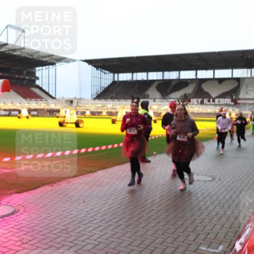 07.12.2025 - St. Pauli X-Mass-Run No. 15 Luisa Fischer http://msf.ph/oto/9381449 07.12.2025 10:45:40 Ziel 82, 86, 401, 430, 467, 631, 636, 791, 793, 1096, 1245, 1415, 1419, 1546, 2058, 2086, 2158, 2220, 2355, 2356, 2524, 2525, 2535, 2926, 2934, 3350, 4860, 4876 meine-sportfotos.de