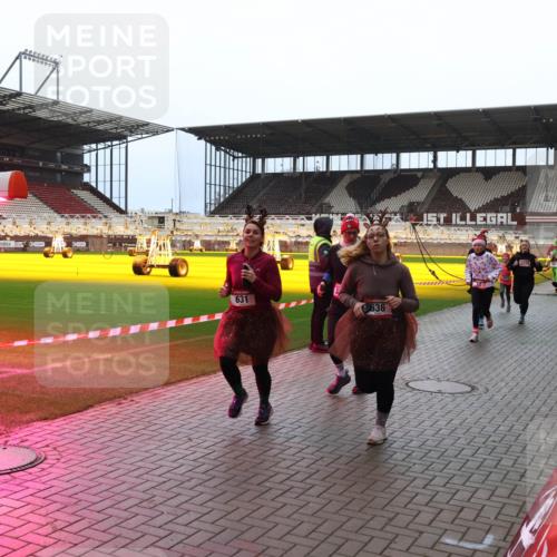 07.12.2025 - St. Pauli X-Mass-Run No. 15 Luisa Fischer http://msf.ph/oto/9381451 07.12.2025 10:45:40 Ziel 631, 636, 2220, 82, 86, 401, 430, 467, 631, 636, 791, 793, 1096, 1245, 1415, 1419, 1546, 2058, 2086, 2158, 2220, 2355, 2356, 2524, 2525, 2535, 2926, 2934, 3350, 4860, 4876 meine-sportfotos.de