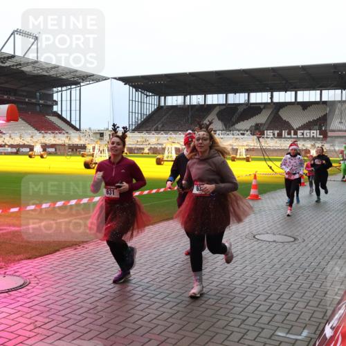 07.12.2025 - St. Pauli X-Mass-Run No. 15 Luisa Fischer http://msf.ph/oto/9381453 07.12.2025 10:45:40 Ziel 631, 63, 22202, 82, 86, 401, 430, 467, 631, 636, 791, 793, 1096, 1245, 1415, 1419, 1546, 2058, 2086, 2158, 2220, 2355, 2356, 2524, 2525, 2535, 2926, 2934, 3350, 4860, 4876 meine-sportfotos.de