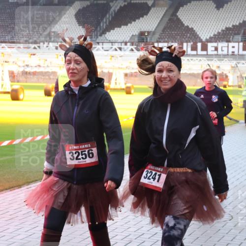 07.12.2025 - St. Pauli X-Mass-Run No. 15 Luisa Fischer http://msf.ph/oto/9381454 07.12.2025 11:17:12 Ziel 15, 3256, 15, 3241, 1017, 1350 meine-sportfotos.de