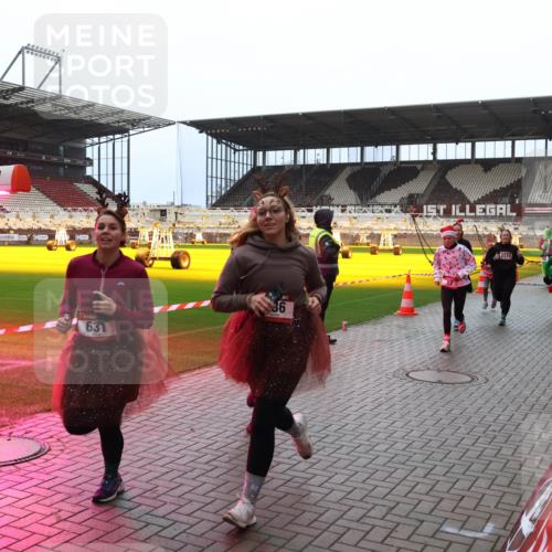 07.12.2025 - St. Pauli X-Mass-Run No. 15 Luisa Fischer http://msf.ph/oto/9381456 07.12.2025 10:45:41 Ziel 631, 36, 2220, 82, 86, 401, 430, 467, 631, 636, 791, 793, 1096, 1245, 1415, 1419, 1546, 2058, 2086, 2158, 2220, 2355, 2356, 2524, 2525, 2535, 2926, 2934, 3350, 4860, 4876 meine-sportfotos.de