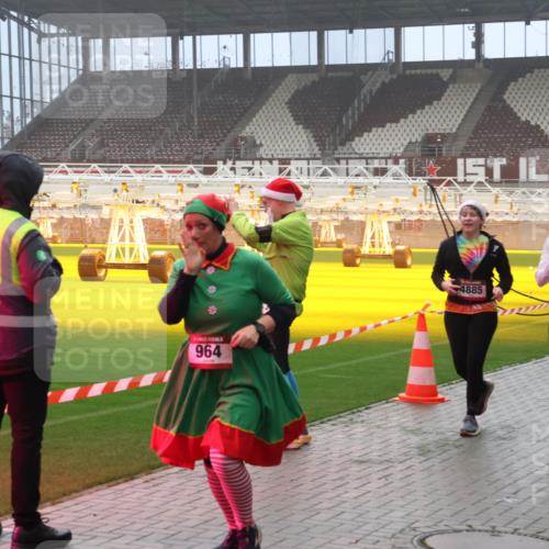 07.12.2025 - St. Pauli X-Mass-Run No. 15 Luisa Fischer http://msf.ph/oto/9381457 07.12.2025 10:11:09 Ziel 964, 4885, 142, 57, 550, 962, 964, 979, 983, 1148, 1149, 1150, 1399, 1426, 1571, 1768, 1929, 1935, 2083, 2087, 2530, 4358, 4507, 4885 meine-sportfotos.de