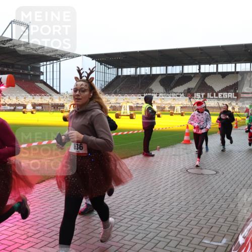 07.12.2025 - St. Pauli X-Mass-Run No. 15 Luisa Fischer http://msf.ph/oto/9381458 07.12.2025 10:45:41 Ziel 636, 2220, 82, 86, 401, 430, 467, 631, 636, 791, 793, 1096, 1245, 1415, 1419, 1546, 2058, 2086, 2158, 2220, 2355, 2356, 2524, 2525, 2535, 2926, 2934, 3350, 4860, 4876 meine-sportfotos.de