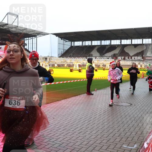 07.12.2025 - St. Pauli X-Mass-Run No. 15 Luisa Fischer http://msf.ph/oto/9381460 07.12.2025 10:45:41 Ziel 5, 636, 2220, 82, 86, 401, 430, 467, 631, 636, 791, 793, 1096, 1245, 1415, 1419, 1546, 2058, 2086, 2158, 2220, 2355, 2356, 2524, 2525, 2535, 2926, 2934, 3350, 4860, 4876 meine-sportfotos.de