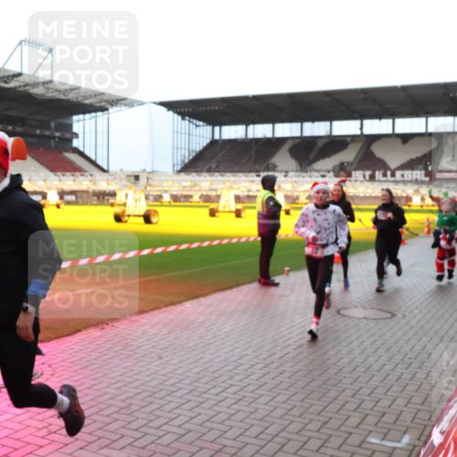 07.12.2025 - St. Pauli X-Mass-Run No. 15 Luisa Fischer http://msf.ph/oto/9381461 07.12.2025 10:45:42 Ziel 3350, 82, 86, 401, 430, 467, 631, 636, 791, 793, 1096, 1245, 1415, 1419, 1546, 2058, 2086, 2158, 2220, 2355, 2356, 2524, 2525, 2535, 2926, 2934, 3350, 4860, 4876 meine-sportfotos.de