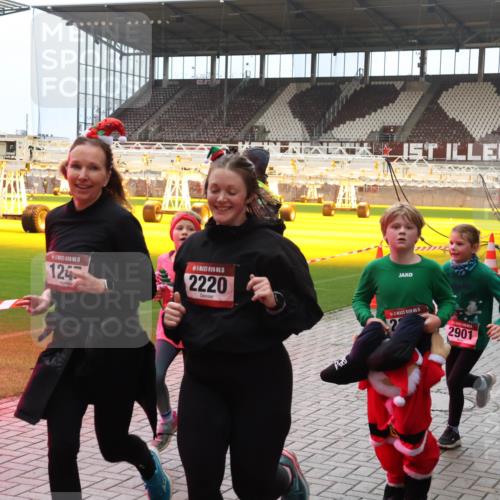 07.12.2025 - St. Pauli X-Mass-Run No. 15 Luisa Fischer http://msf.ph/oto/9381469 07.12.2025 10:45:44 Ziel 124, 15, 2220, 5, 2901, 2356, 401, 82, 86, 401, 430, 467, 631, 636, 791, 793, 1096, 1245, 1415, 1419, 1546, 1823, 2058, 2086, 2158, 2220, 2355, 2356, 2524, 2525, 2535, 2926, 2934, 3350, 4860, 4876 meine-sportfotos.de