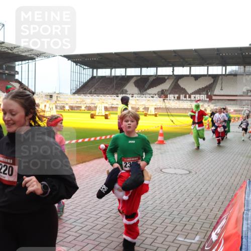 07.12.2025 - St. Pauli X-Mass-Run No. 15 Luisa Fischer http://msf.ph/oto/9381473 07.12.2025 10:45:44 Ziel 124, 2220, 23, 82, 86, 401, 430, 467, 631, 636, 791, 793, 1096, 1245, 1415, 1419, 1546, 1823, 2058, 2086, 2158, 2220, 2355, 2356, 2524, 2525, 2535, 2926, 2934, 3350, 4860, 4876 meine-sportfotos.de