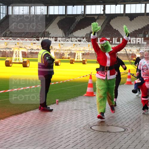 07.12.2025 - St. Pauli X-Mass-Run No. 15 Luisa Fischer http://msf.ph/oto/9381481 07.12.2025 10:45:46 Ziel 2926, 2356, 25, 82, 86, 401, 430, 467, 631, 636, 791, 793, 1096, 1245, 1415, 1419, 1546, 1823, 2086, 2158, 2220, 2355, 2356, 2524, 2525, 2535, 2926, 2934, 3350, 4854, 4860, 4876 meine-sportfotos.de