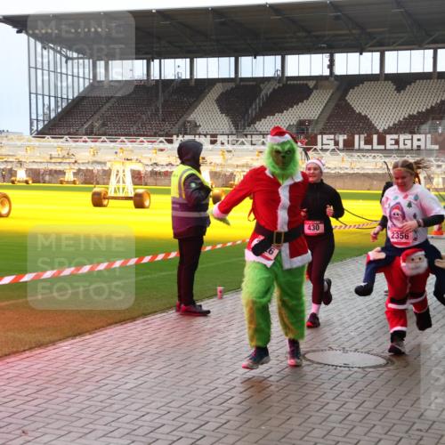07.12.2025 - St. Pauli X-Mass-Run No. 15 Luisa Fischer http://msf.ph/oto/9381485 07.12.2025 10:45:46 Ziel 430, 2356, 2535, 82, 86, 401, 430, 467, 631, 636, 791, 793, 1096, 1245, 1415, 1419, 1546, 1823, 2086, 2158, 2220, 2355, 2356, 2524, 2525, 2535, 2926, 2934, 3350, 4854, 4860, 4876 meine-sportfotos.de