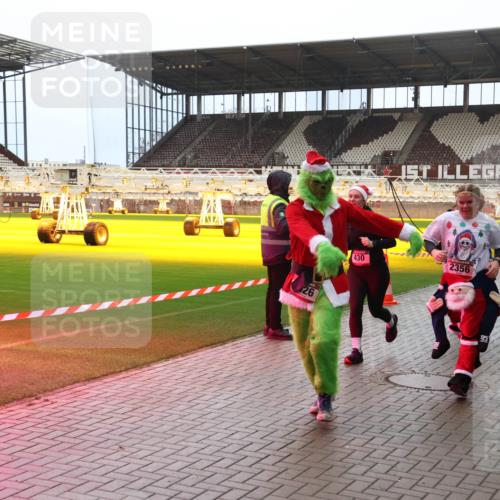 07.12.2025 - St. Pauli X-Mass-Run No. 15 Luisa Fischer http://msf.ph/oto/9381487 07.12.2025 10:45:47 Ziel 26, 430, 2356, 1096, 4535, 82, 401, 430, 467, 631, 636, 791, 793, 1096, 1245, 1415, 1419, 1546, 1823, 2086, 2158, 2220, 2355, 2356, 2524, 2525, 2535, 2926, 2934, 3350, 4854, 4860, 4876 meine-sportfotos.de